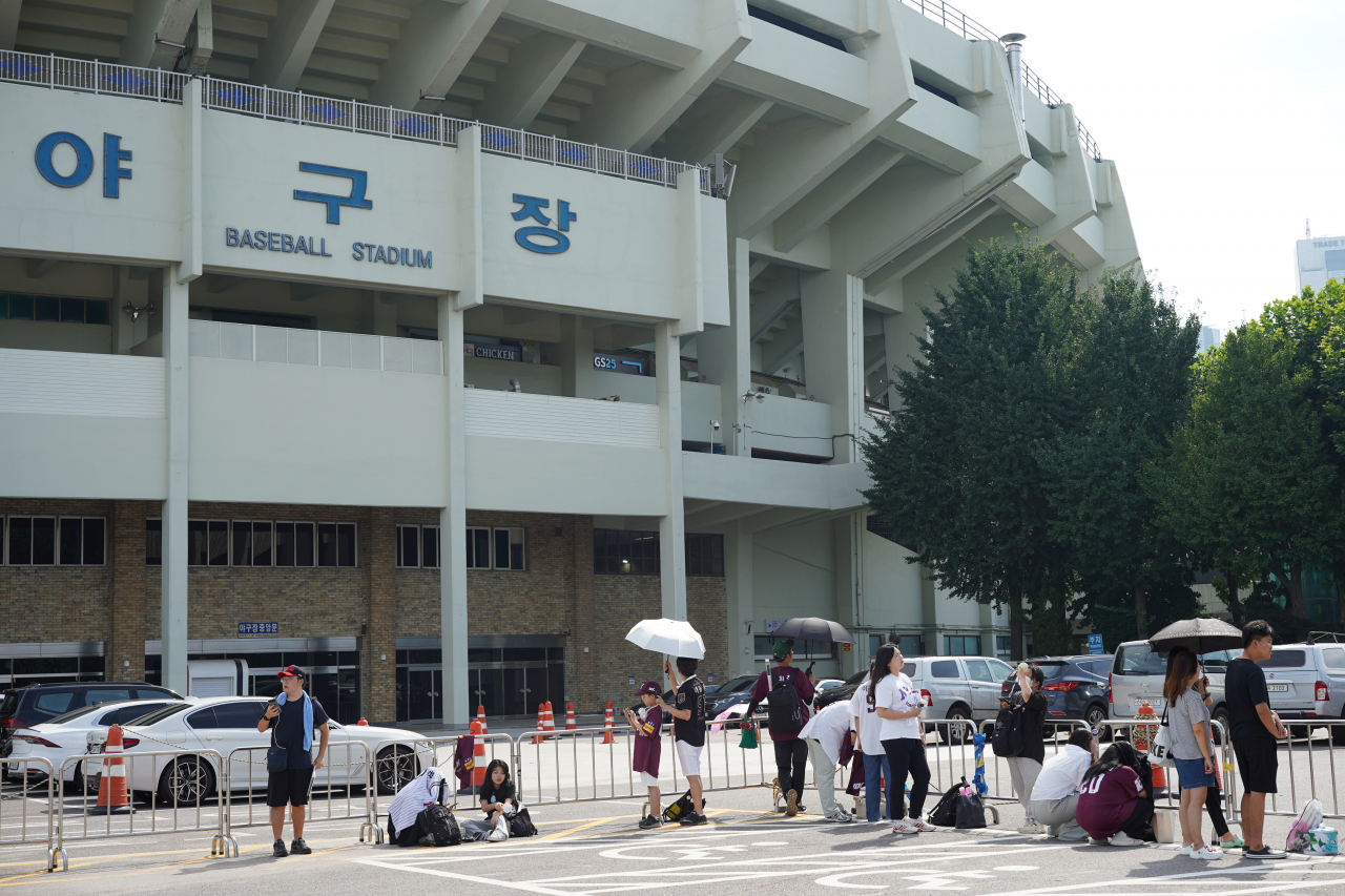 Fans wait in line to meet their beloved sports stars four hours before a baseball game at Jamsil Baseball Stadium in Songpa-gu, eastern Seoul, on Wednesday. (Lee Si-jin/The Korea Herald)