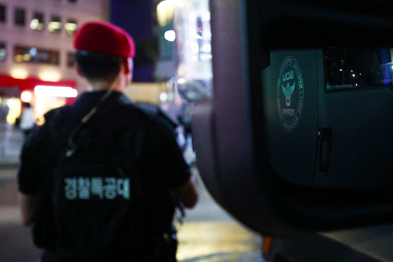The image shows police commandos conducting patrols near Gangnam Station in southern Seoul on Aug. 4. (Yonhap)