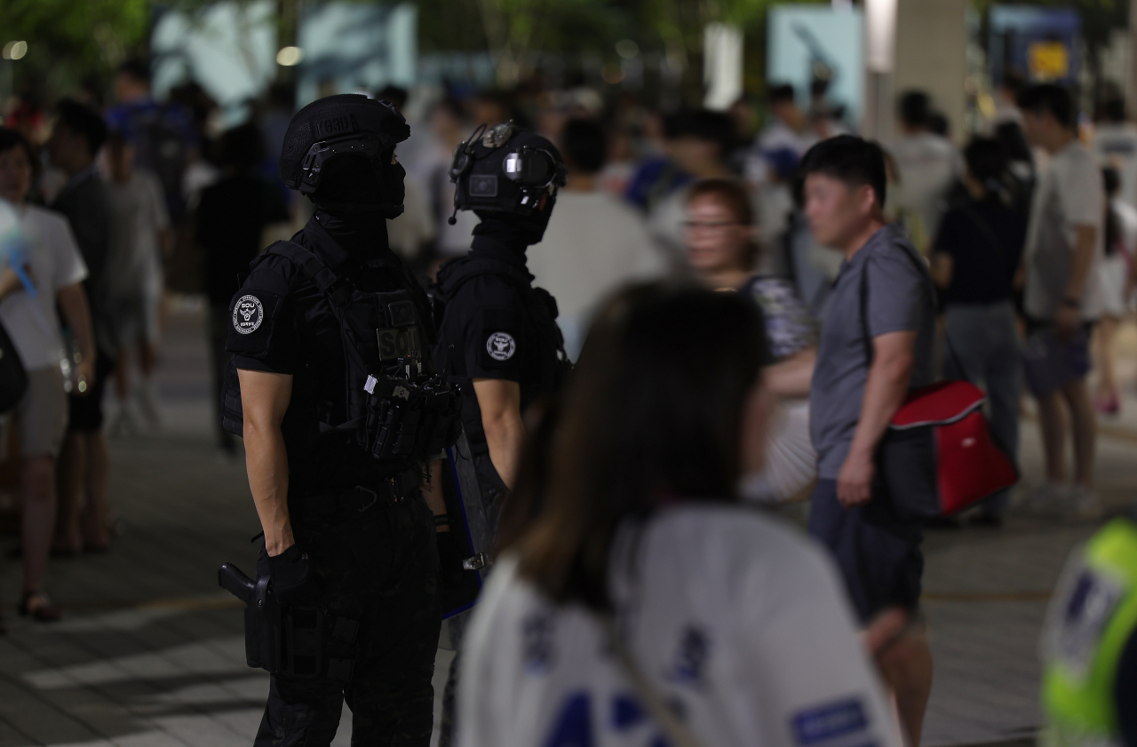 South Korea’s Special Operation Unit is on patrol at the Daegu Samsung Lions Park ahead of a baseball match between the Samsung Lions and the LG Twins on Saturday. (Yonhap)