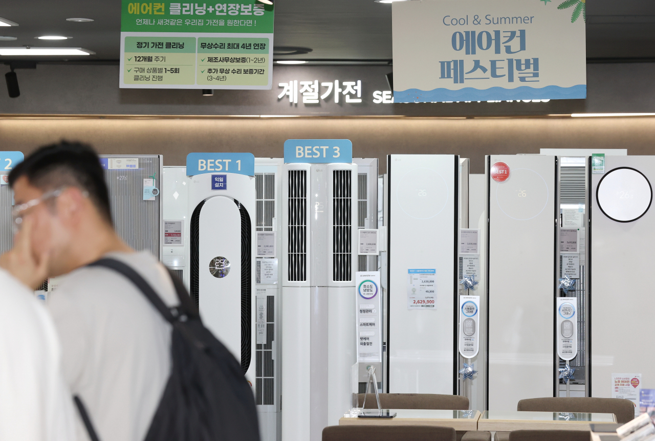 Air conditioners are displayed at a Lotte Himart branch in downtown Seoul on Aug. 2. (Yonhap)