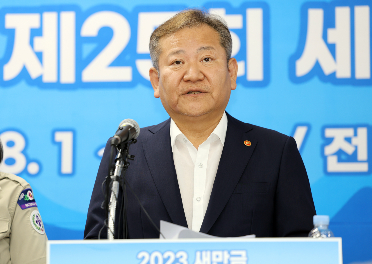 Interior and Safety Minister Lee Sang-min speaks at a press conference on Sunday. (Yonhap)