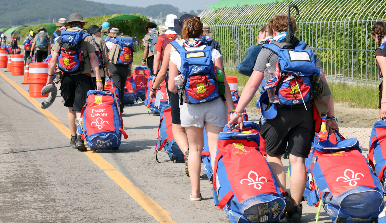 British Scouts leave the jamboree site in the Saemangeum reclaimed tidal flat area of Buan, North Jeolla Province, Sunday. (Yonhap)