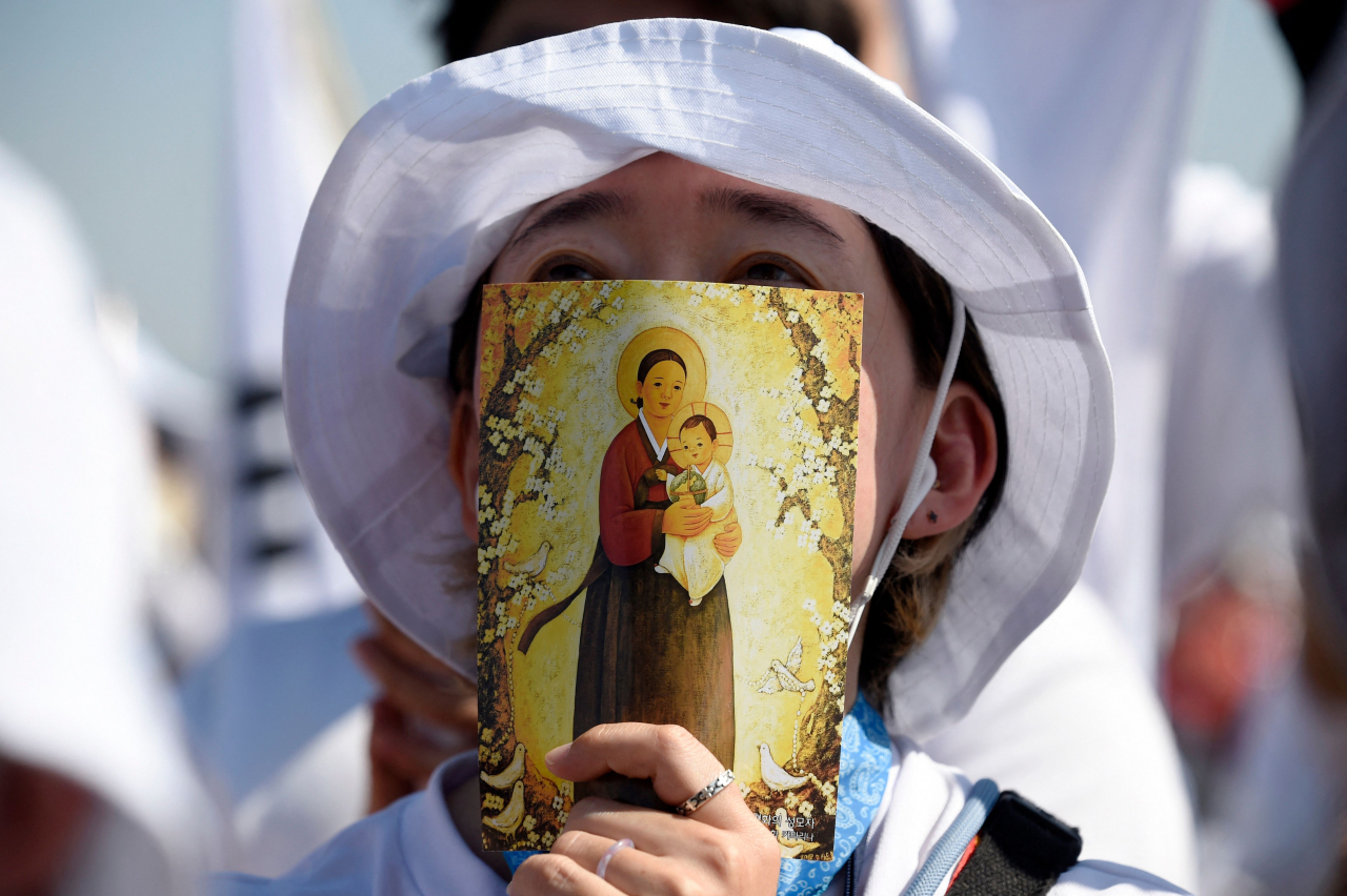 A South Korean pilgrim attends the closing mass of the World Young Day officiated by the pope in Tejo Park, Lisbon, on Sunday. Around one million pilgrims from all over the world will attend the World Youth Day, the largest Catholic gathering in the world, created in 1986 by John Paul II. (Yonhap-AFP)