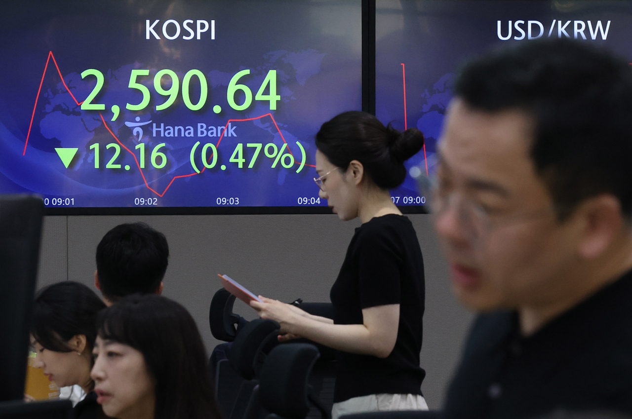 An electronic board showing the Korea Composite Stock Price Index at a dealing room of the Hana Bank headquarters in Seoul on Monday. (Yonhap)