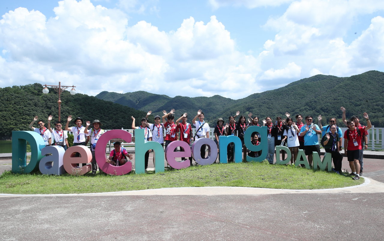 Singaporean scouts from the World Scout Jamboree visited Daecheong Dam in Daejeon as part of a tour programs offered by the Korean Water Resources Corp., Monday. (K-water)