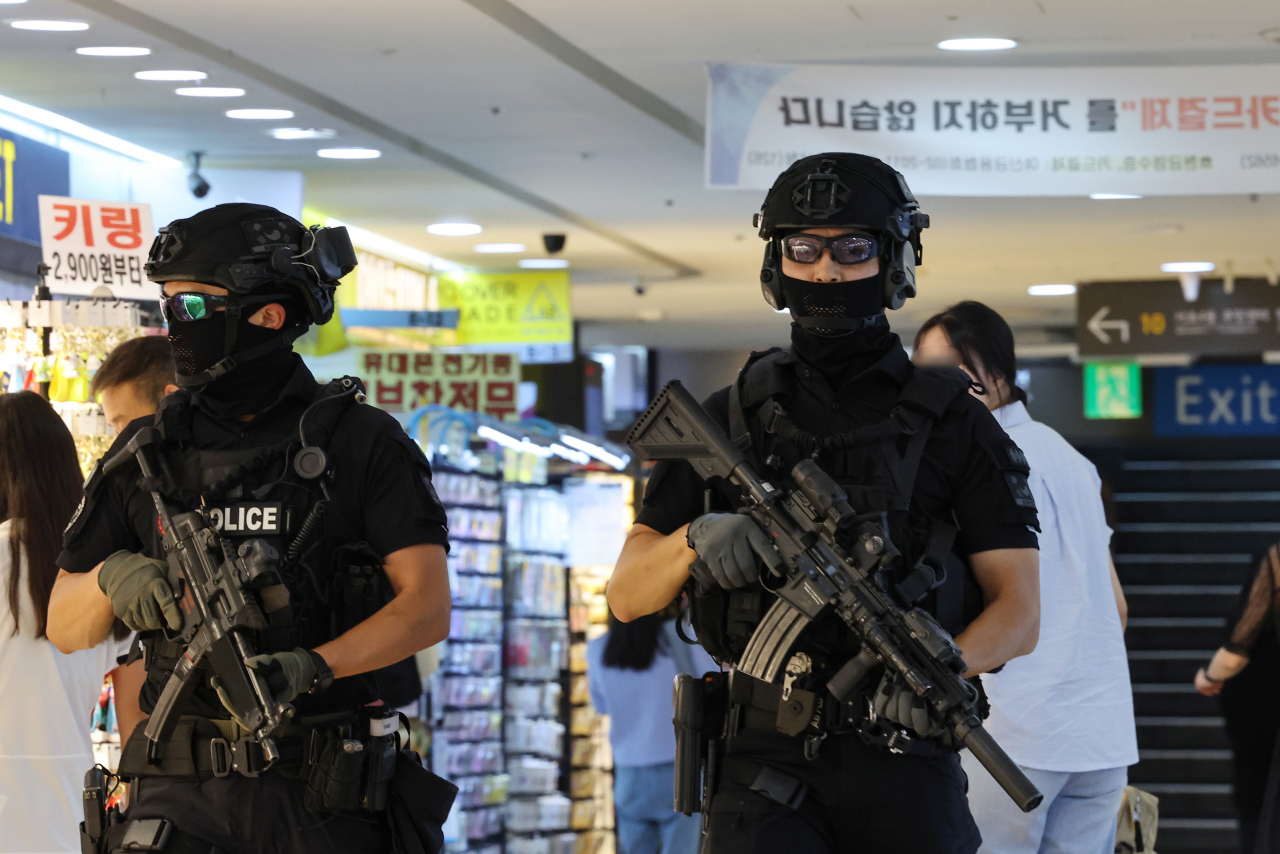 South Korea’s Special Operation Unit is on patrol at the Gangnam Station Underground Shopping Center on Sunday. (Yonhap)