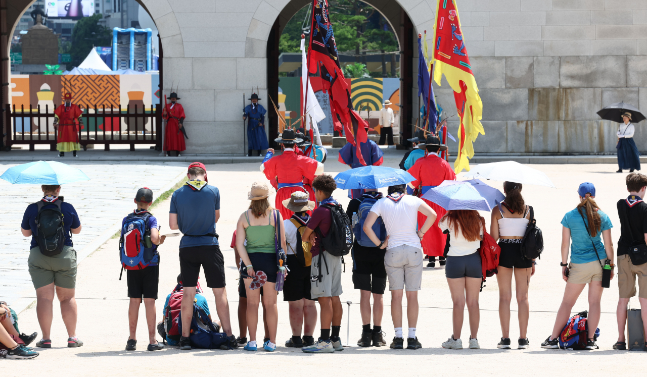 British scouts who retired early from the 2023 Saemangeum World Scout Jamboree visit Gyeongbokgung Palace in Jongno-gu, Seoul on Monday afternoon and watch the changing of the guard ceremony. (Yonhap)