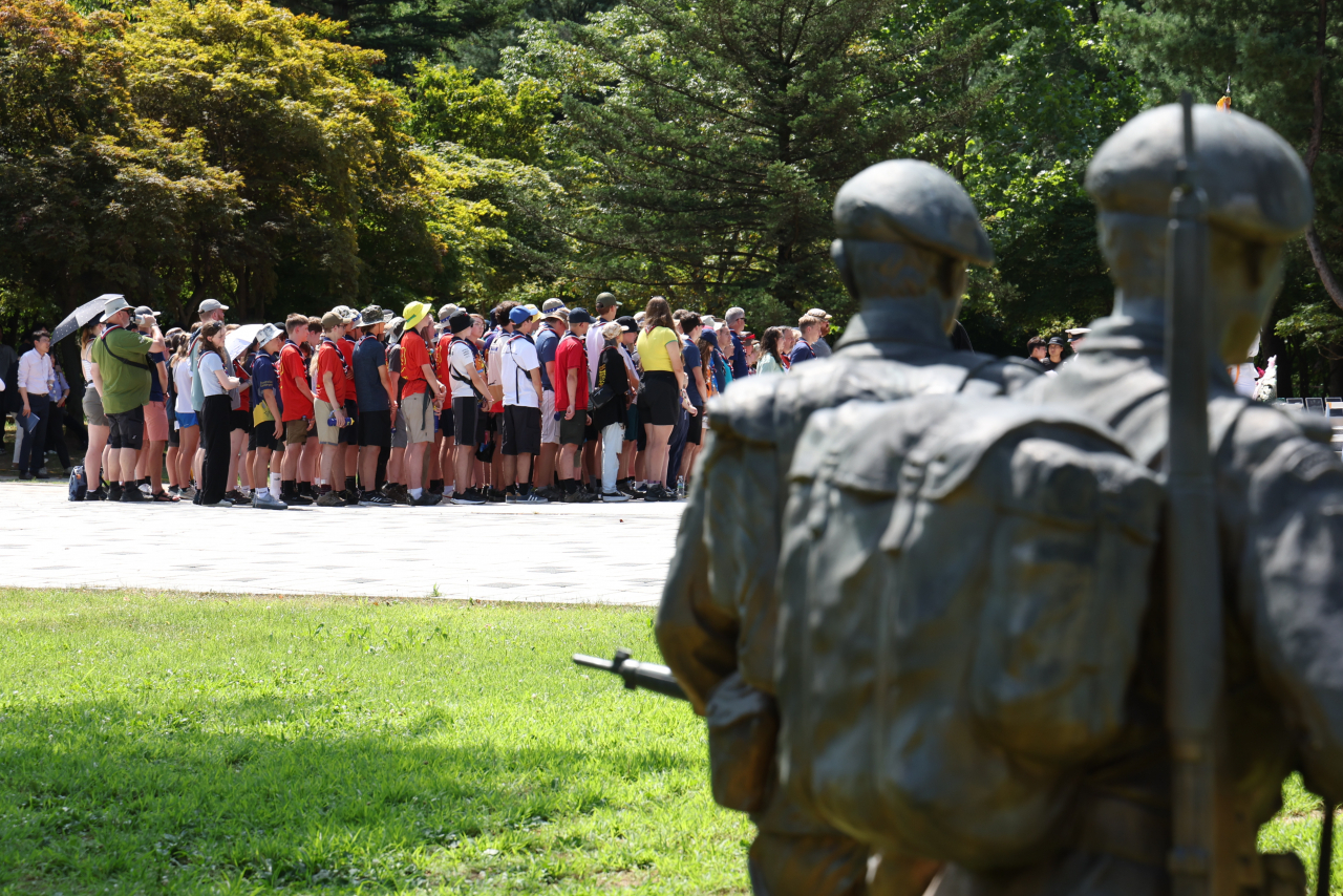 Members of the British contingents to the ongoing World Scout Jamboree visit a memorial park for Britain's participation in a battle during the 1950-53 Korean War in the city of Paju, Gyeonggi Province, on Tuesday to pay tribute to British soldiers who perished in the conflict. (Yonhap)