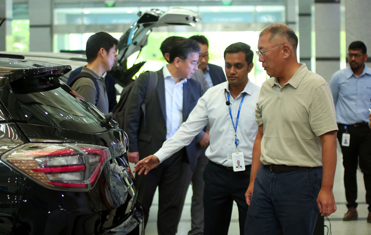 Hyundai Motor Group Executive Chair Chung Euisun (right) visits the company's technical center in India on Monday. (Hyundai Motor Group)