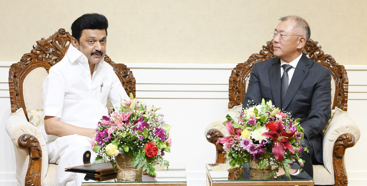 Hyundai Motor Group Executive Chair Chung Euisun (right) and Muthuvel Karunanidhi Stalin, chief minister of Tamil Nadu, hold a meeting to discuss Hyundai Motor's business cooperation in India and India's automobile industry growth at the Indian state's government office on Tuesday. (Hyundai Motor Group)