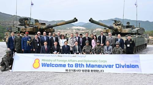 This file photo shows foreign envoys to South Korea from 18 countries attending an arms promotion event in Pocheon, 52 kilometers northeast of Seoul, on May 2. (Seoul's foreign ministry)