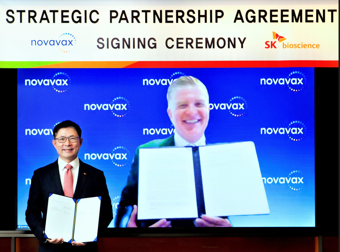 SK Bioscience CEO Ahn Jae-yong (left) signs a strategic partnership agreement with Novavax CEO John C. Jacobs (right) to secure 6.5 million shares in Novavax, Wednesday. (SK Bioscience)