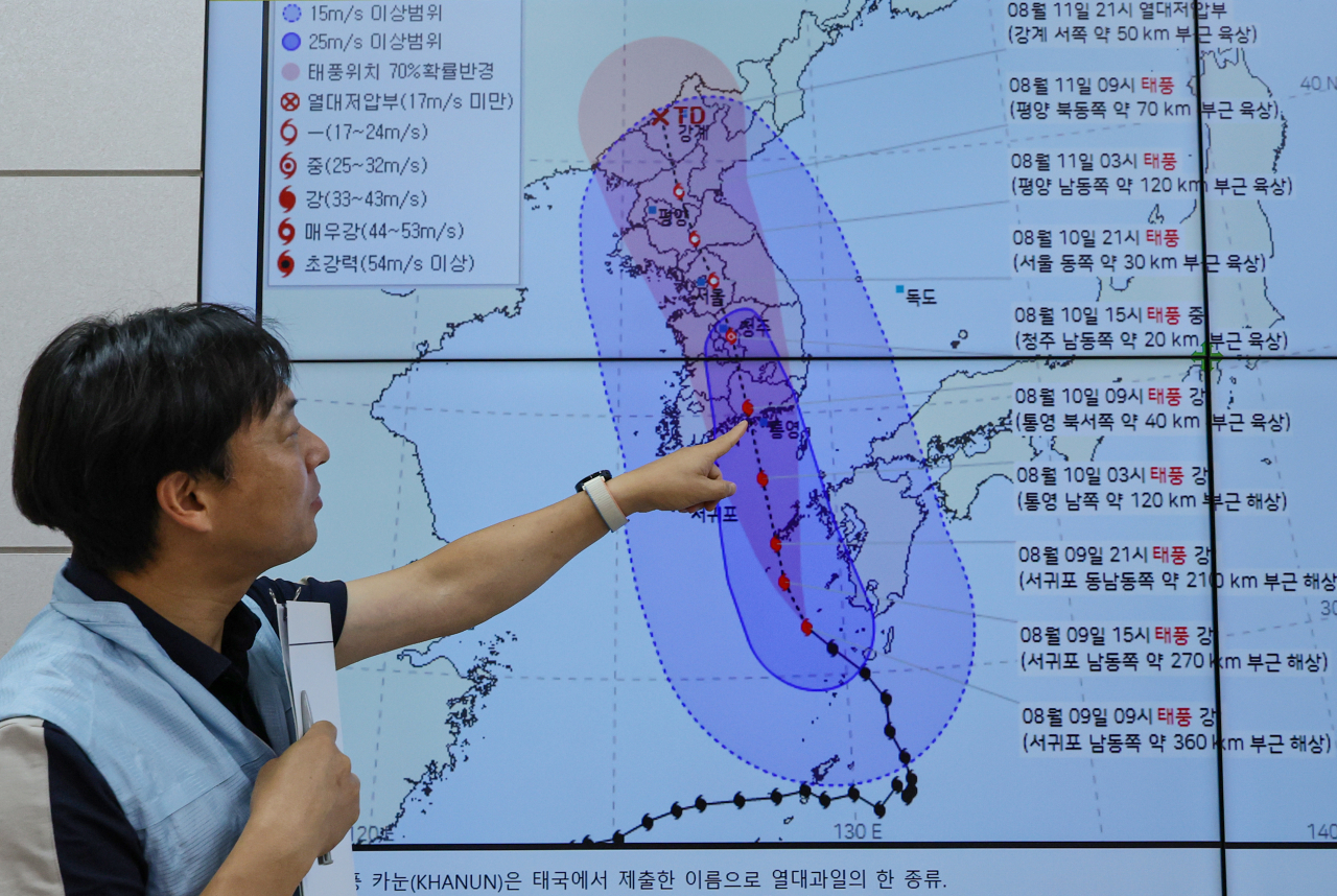 A Korea Meteorological Administration official points to the expected trajectory of Typhoon Khanun on a screen in the KMA briefing room in Dongjak-gu, Seoul, Wednesday. (Yonhap)