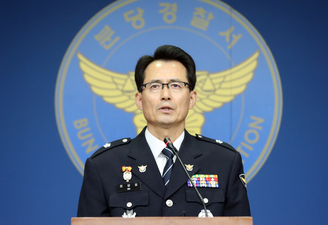 Mo Sang-myo, chief police officer of Bundang Police Station, reveals the first investigation report on the Bundang rampage suspect Choi Won-jong during a press briefing on Wednesday. (Yonhap)