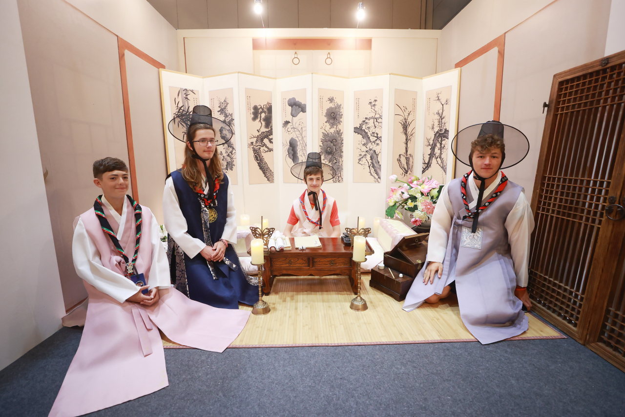 Jamboree participants wear hanbok at a event at Coex in Gangnam-gu, southern Seoul, Thursday. (Yonhap)