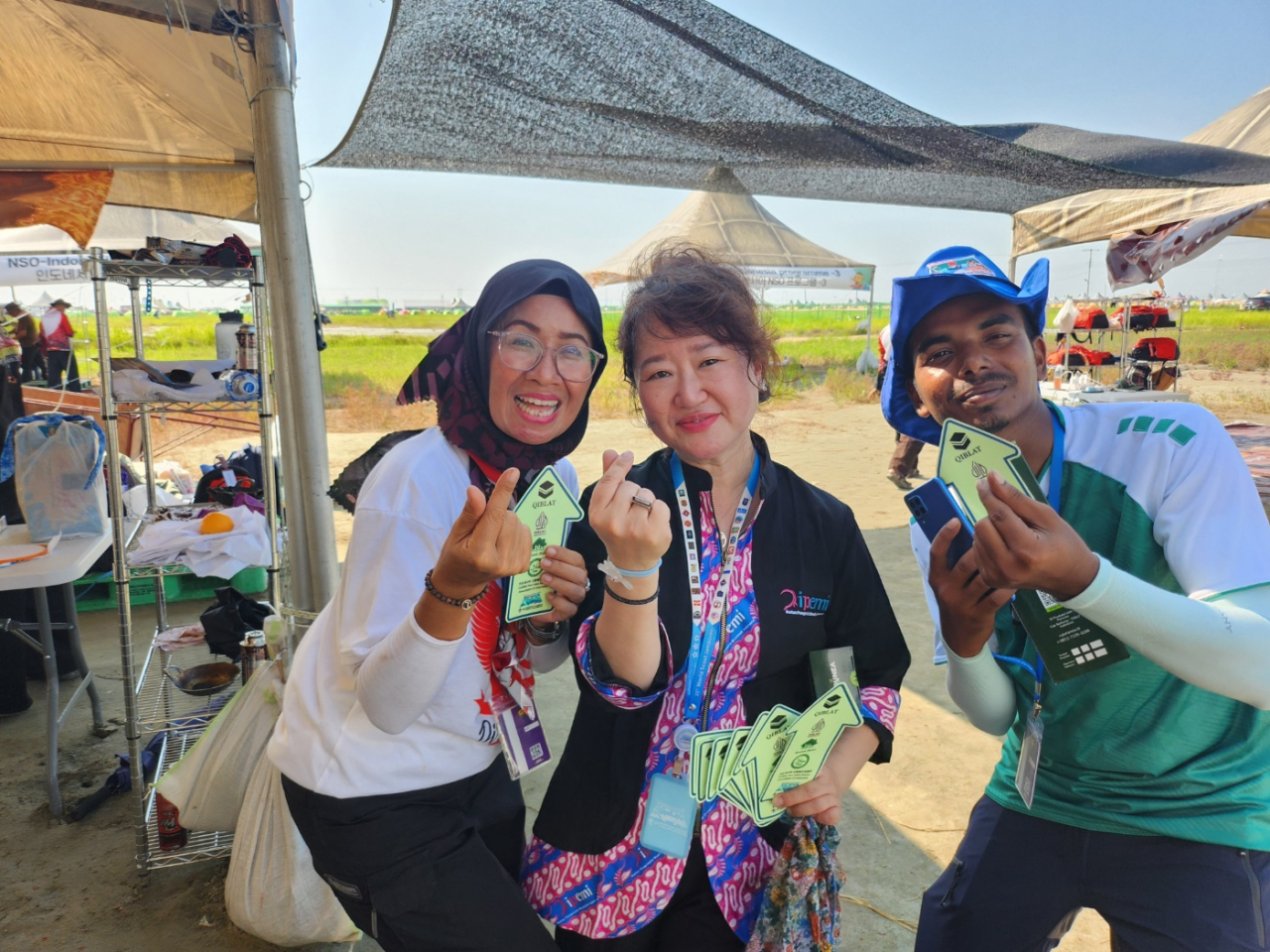 Scouts pose for a photo while holding Qibla finders at the World Scout Jamboree site in Saemangeum, North Jeolla Province. (Certified New Halal Industry Association)