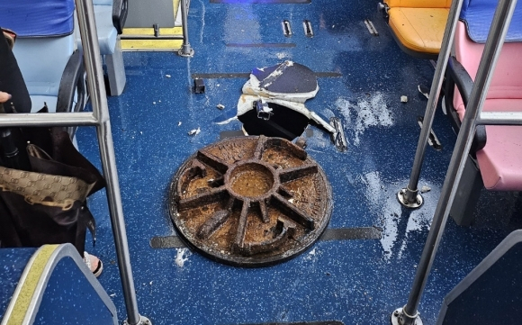 A manhole cover exploded and struck a bus on Thursday in Changwon, South Gyeongsang Province, due to heavy rain from Typhoon Khanun.
