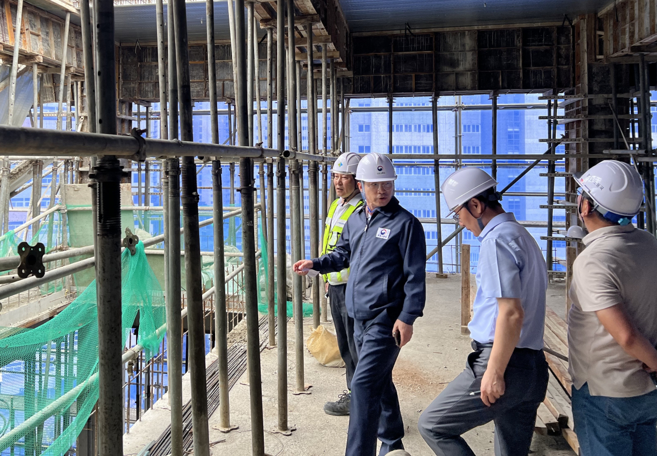 Kim Oh-jin, first vice minister of land, infrastructure and transport, inspects the construction site in Anseong, Gyeonggi Province, where two Vietnamese brothers died on Wednesday. The visit came a few hours after the accident. (Yonhap)