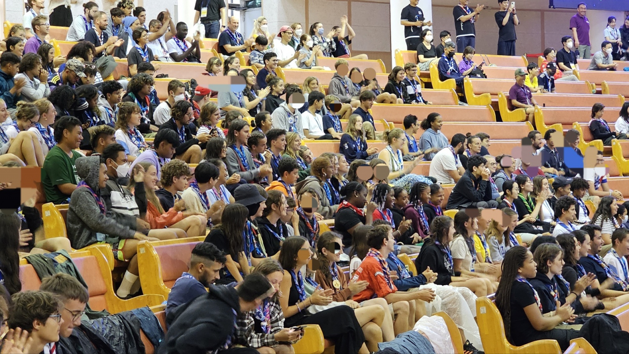 Scouts participating in the 2023 World Scout Jamboree enjoy a samulnori performance at the grand sanctuary of Osanri Prayer Mountain, in Paju, Gyeonggi Province, Thursday. (Osanri Prayer Mountain)