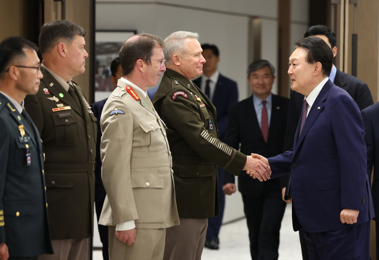 President Yoon Suk Yeol (right) shakes hands with US Forces Korea Commander Gen. Paul LaCamera (fourth from left), who also serves as the commander of the United Nations Command, at a meeting with UNC officials held at the presidential office in central Seoul on Thursday. (Yonhap)