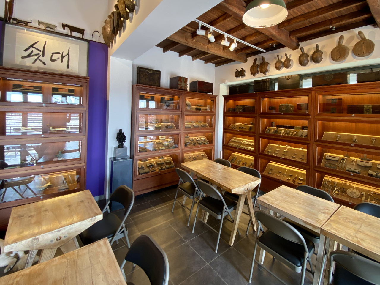 Rod locks and woodworks are displayed at Cafe Gaeppul in Jongno-gu, Seoul (Hwang Joo-young/The Korea Herald)