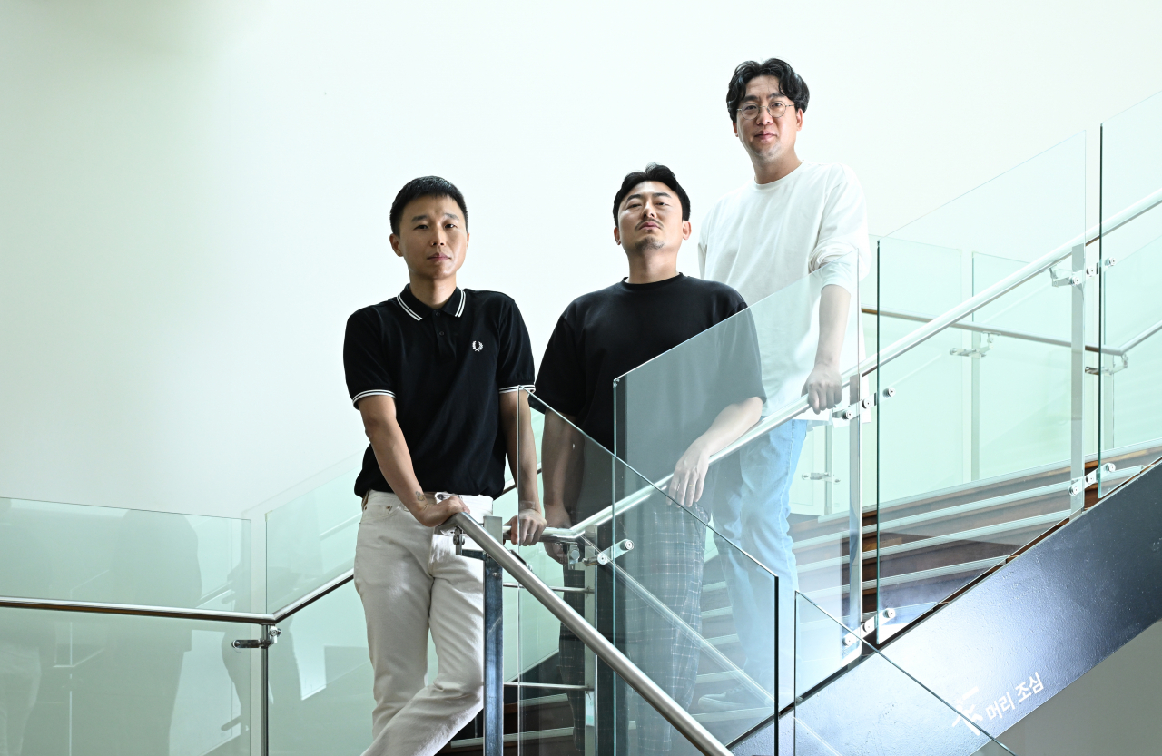 From left: Lee Il-woo, Sung Si-young and Hwang Min-wang pose for group photos at the Sejong Center for the Performing Arts, July 21. (Im Se-jun/The Korea Herald)