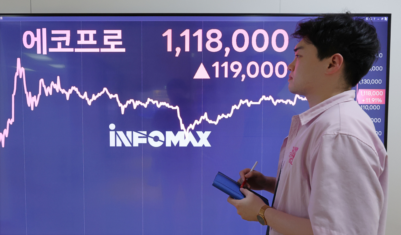 An electronic board shows the share price of battery materials firm EcoPro closing at 1.119 million won, in Jongno-gu, Seoul, on July 18. (Yonhap)