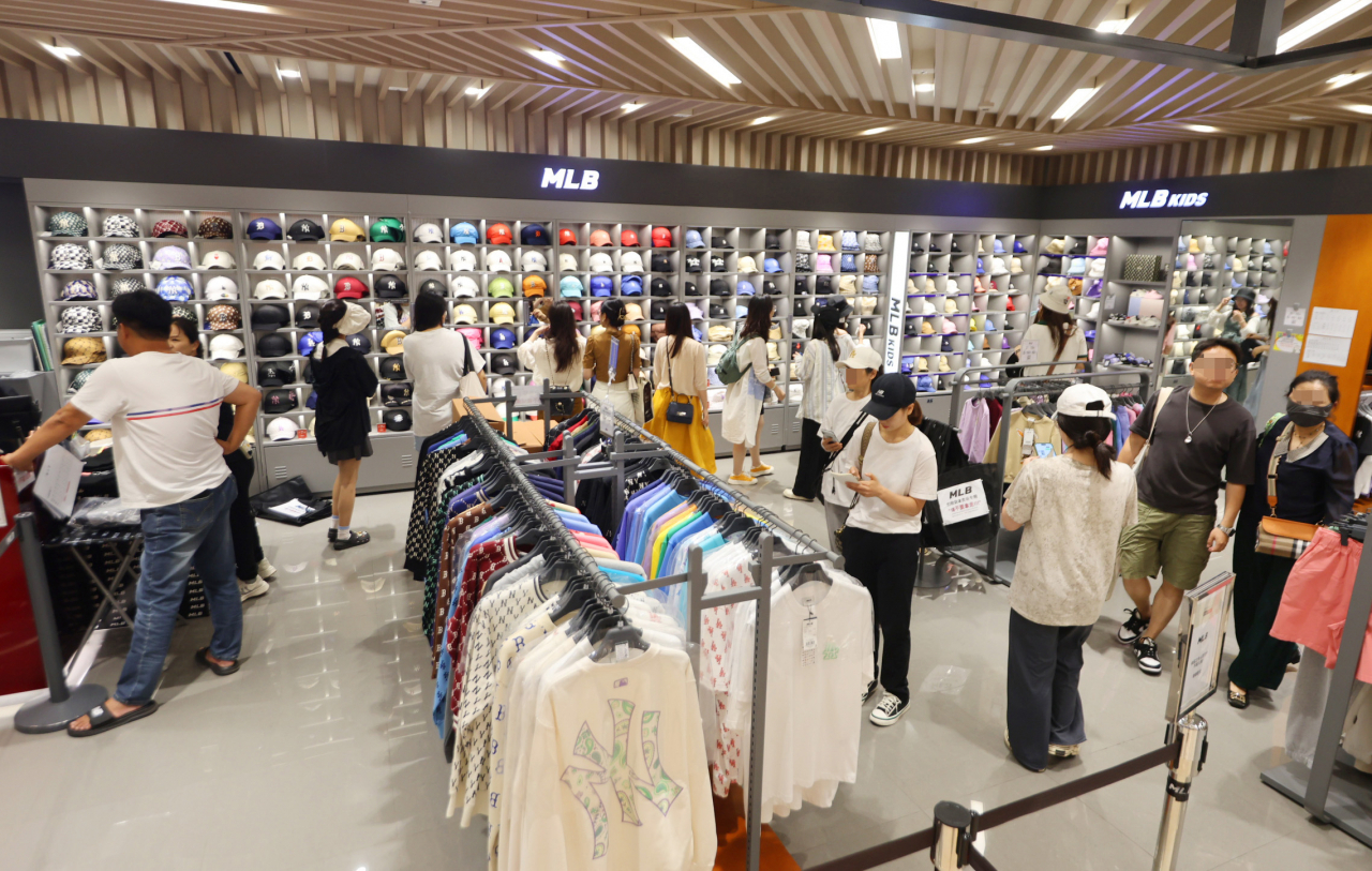 Chinese tourists are shopping at the Shilla Duty Free Shop in Jeju Island on Friday. (Yonhap)