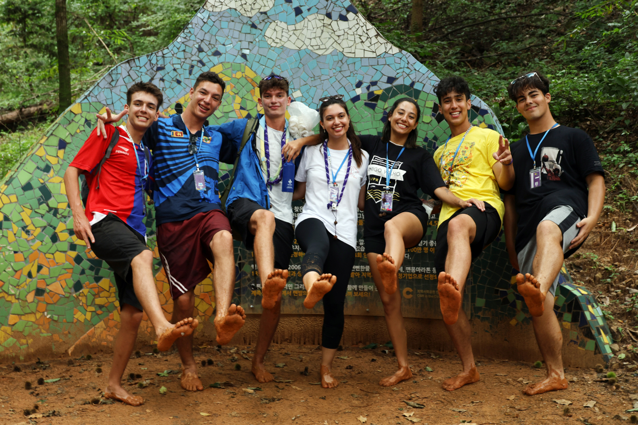 Brazilian Scouts enjoy their excursion to the Gyejoksan Mountain Red Clay Trail in Daejeon on Wednesday. (Yonhap)
