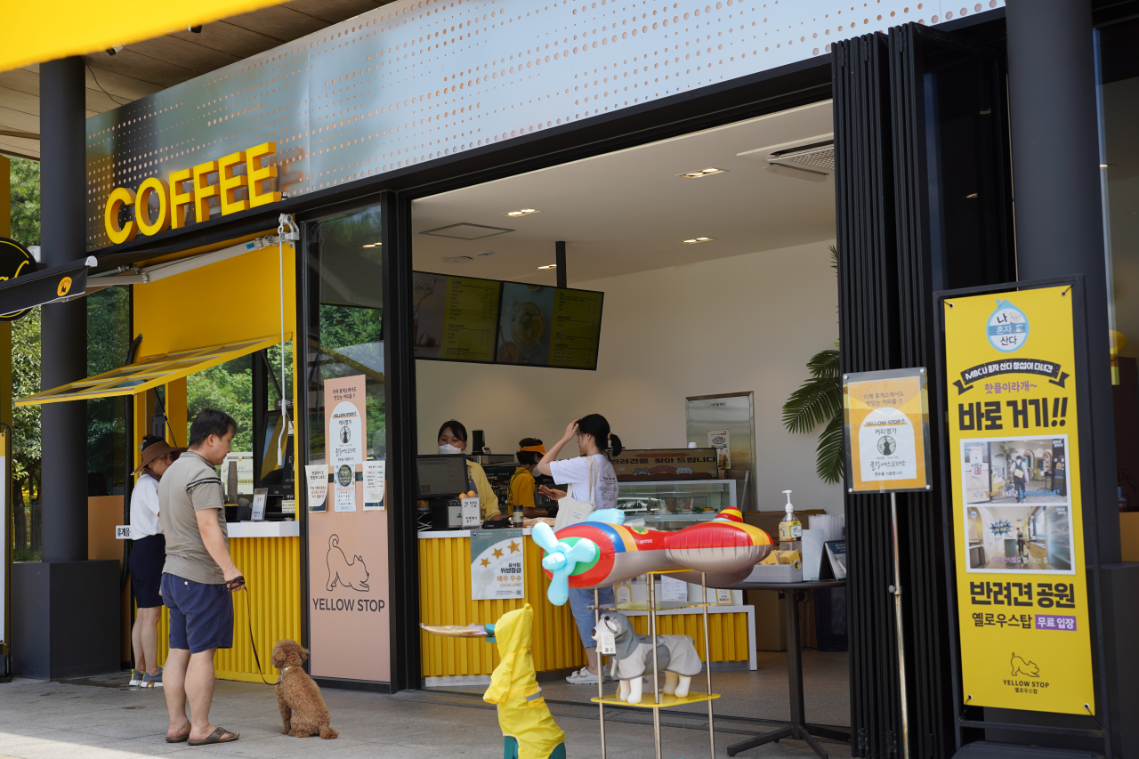 Cafe Yellow Stop at the Gapyeong Service Area (Lee Si-jin/The Korea Herald)