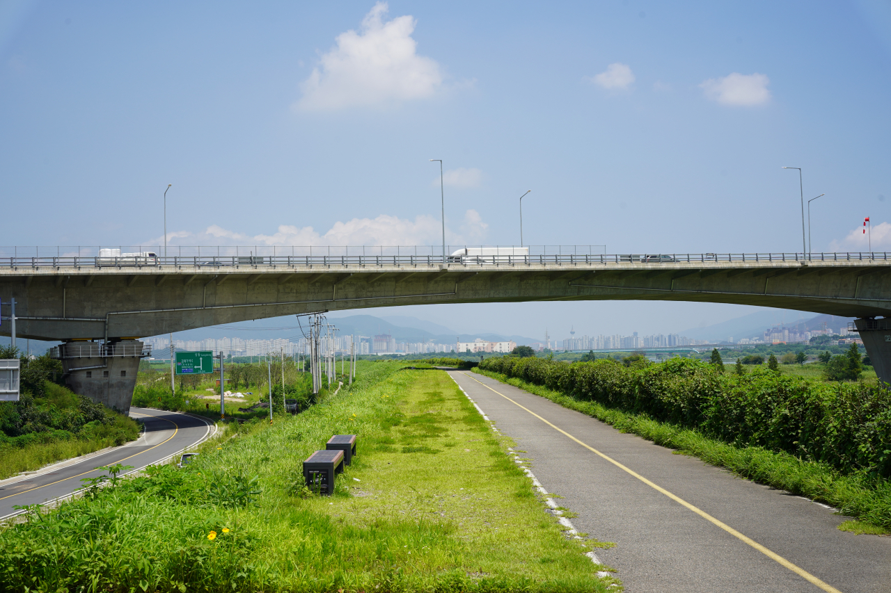 A cycling path at Gimhae Geumgwan Gaya Service Area in Gimhae, South Gyeongsang Province. (Lee Si-jin/The Korea Herald)