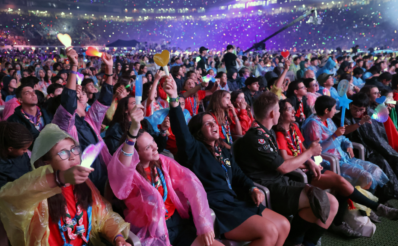 Scouts enjoy a K-pop concert for the 2023 World Scout Jamboree held at Seoul World Cup Stadium in western Seoul on Friday. (Ministry of Culture, Sports and Tourism)