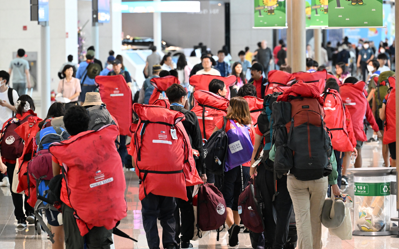 Scouts leave South Korea for their home countries at Incheon International Airport in Incheon, west of Seoul, on Saturday, the final day of the World Scout Jamboree.(Yonhap)