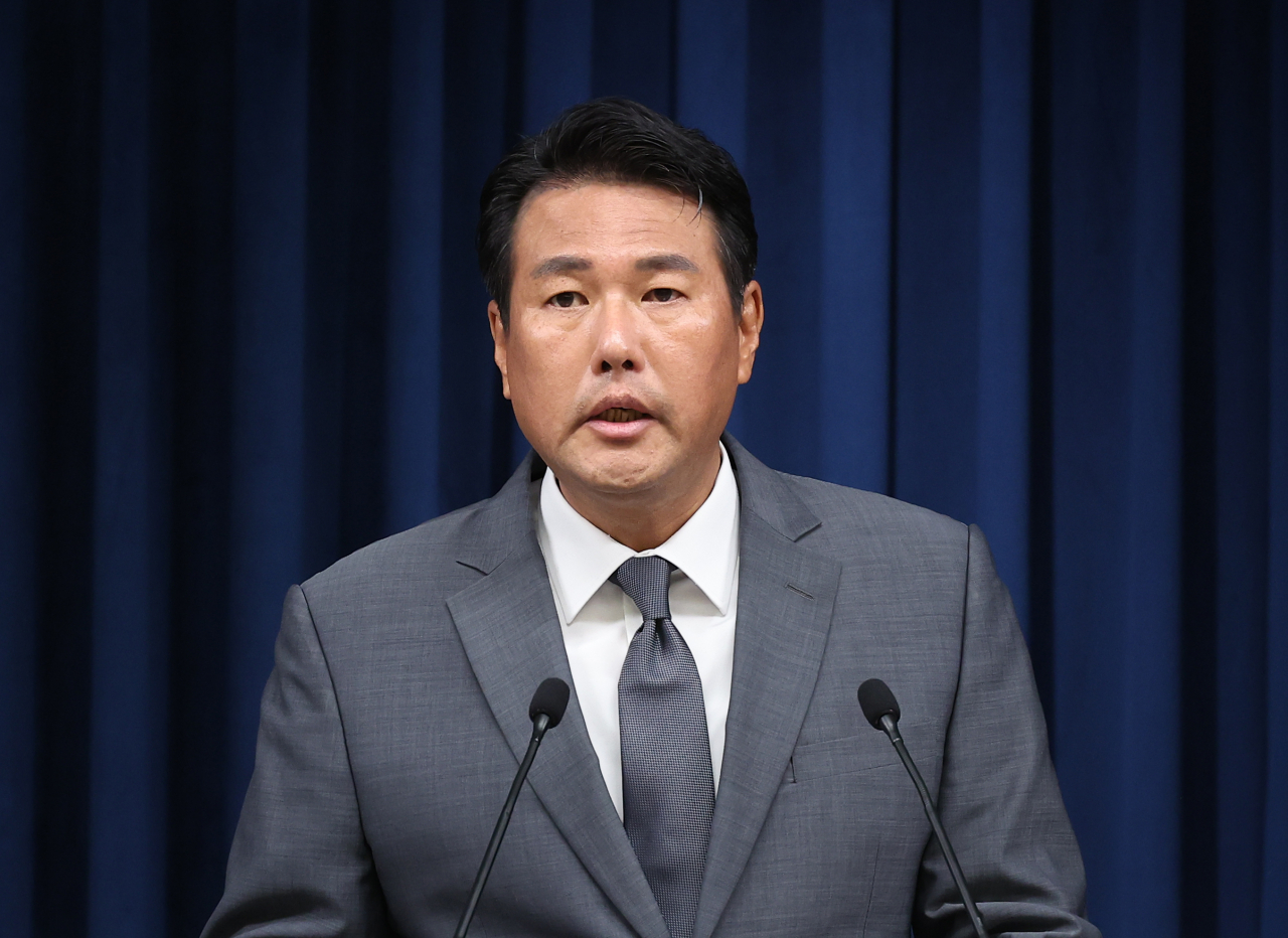 Kim Tae-hyo, deputy security director, provides a briefing on the Korea-US-Japan summit at the presidential office in Yongsan, Seoul on Sunday. (Yonhap)