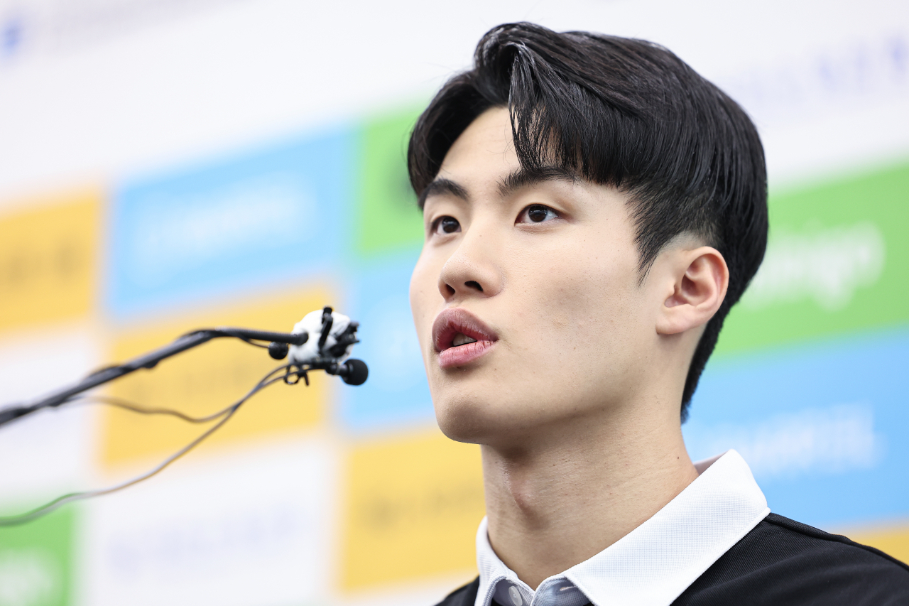 In this file photo from Aug. 2, South Korean swimmer Hwang Sun-woo speaks at a press conference at Olympic Parktel in Seoul, following his return from the World Aquatics Championships held in Fukuoka, Japan. (Yonhap)