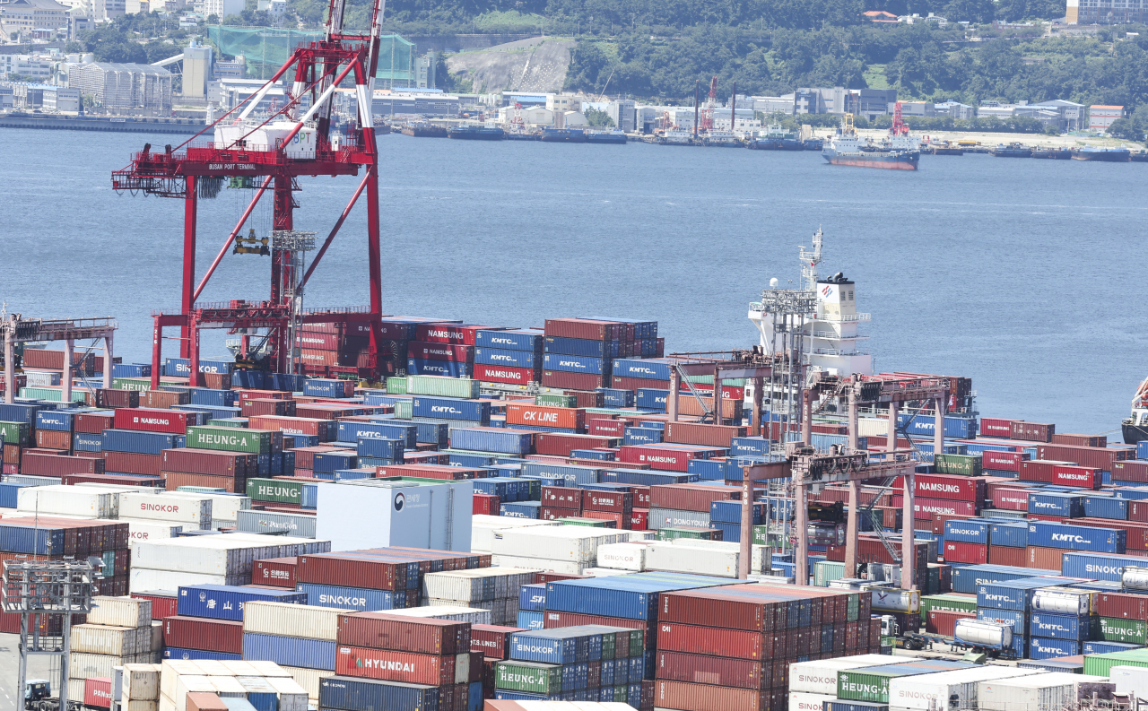 Shipping containers are placed at Busan Port, Aug. 1. (Yonhap)