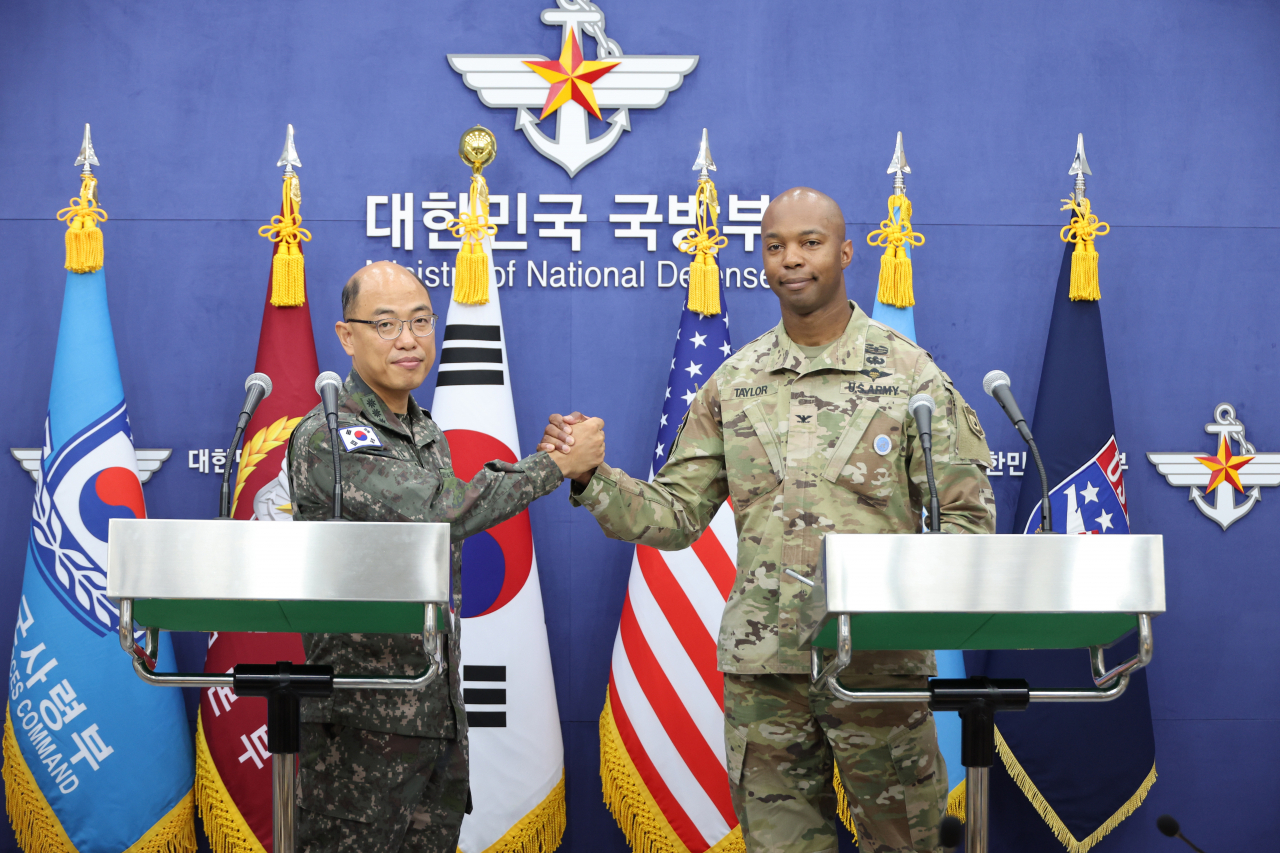 South Korea's Joint Chiefs of Staff spokesperson Col. Lee Sung-jun (left) and U.S. Forces Korea spokesperson, Col. Isaac Taylor, address a joint press conference at the defense ministry in Seoul on Monday. (Yonhap)