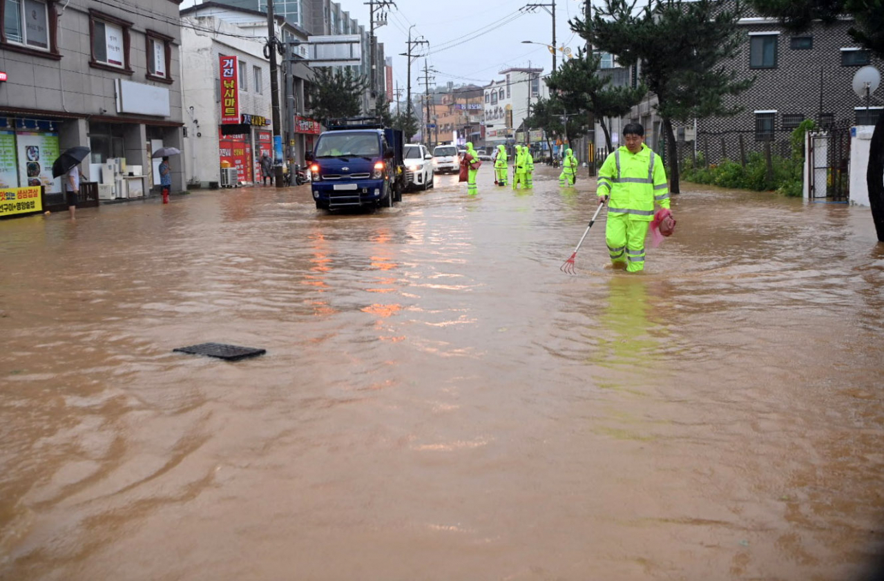 A road is flooded due to Typhoon Khanun in Goesong, Gangwon Province on August 10. (Yonhap)