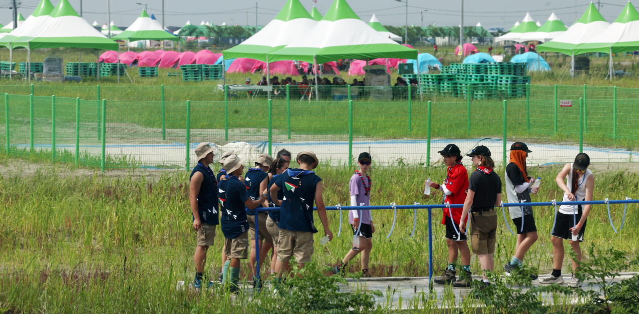 Young Scouts gather at a waterwork facility to cool off near a World Scout Jamboree campground in Saemangeum, southwestern South Korea, on August 8. (Yonhap)