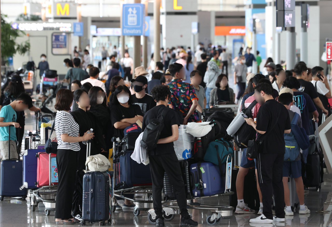 Incheon International Airport, west of Seoul, is packed with travelers in this file photo taken Aug. 6. (Yonhap)