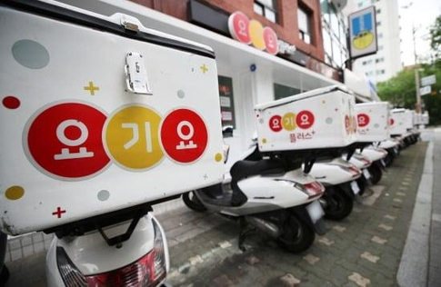 Yogiyo food delivery motorcycles are parked on a street. (Herald DB)