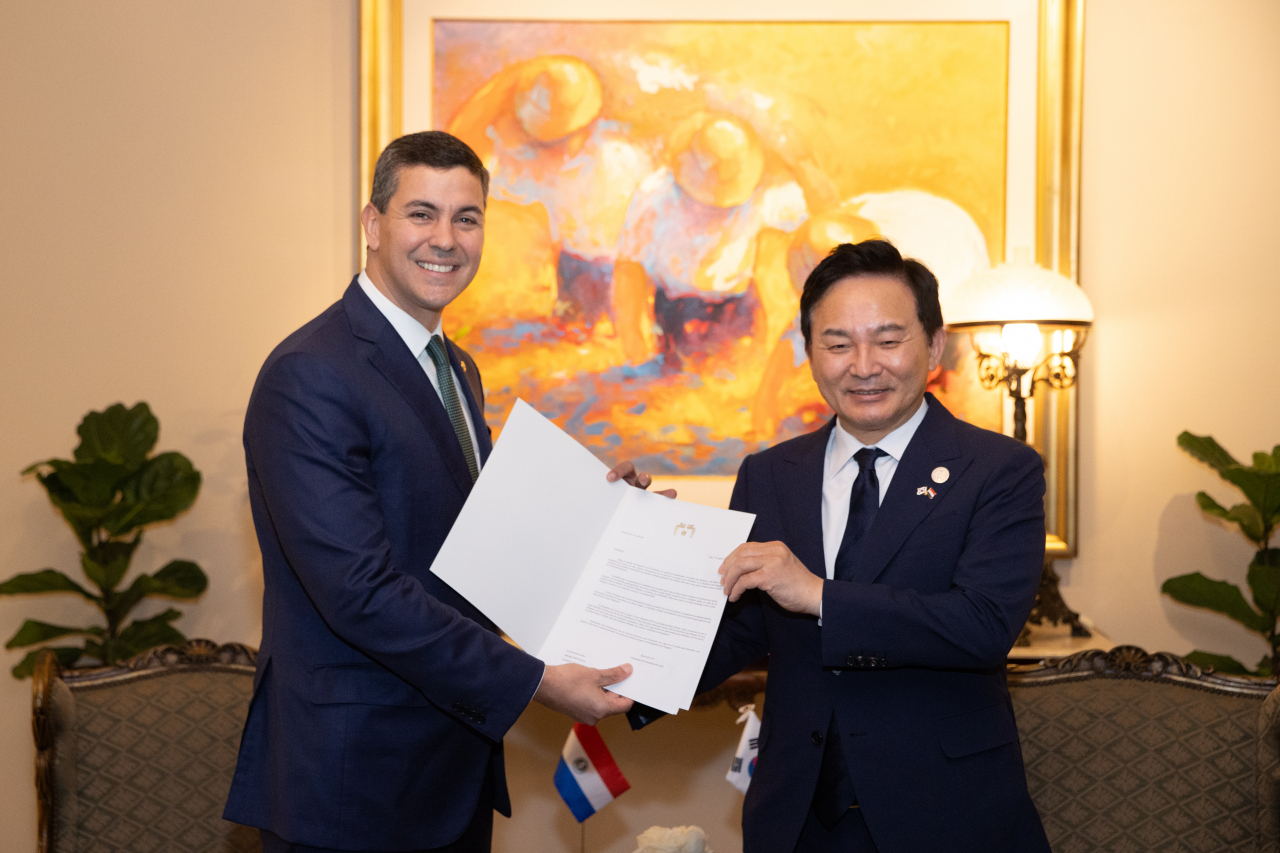 Land Minister Won Hee-ryong (right) poses for a photo after delivering President Yoon Suk Yeol's letter to incoming Paraguayan President Santiago Pena Palacios as a special envoy to attend Pena's inauguration ceremony in this photo provided by Won's office on Tuesday. (Yonhap)