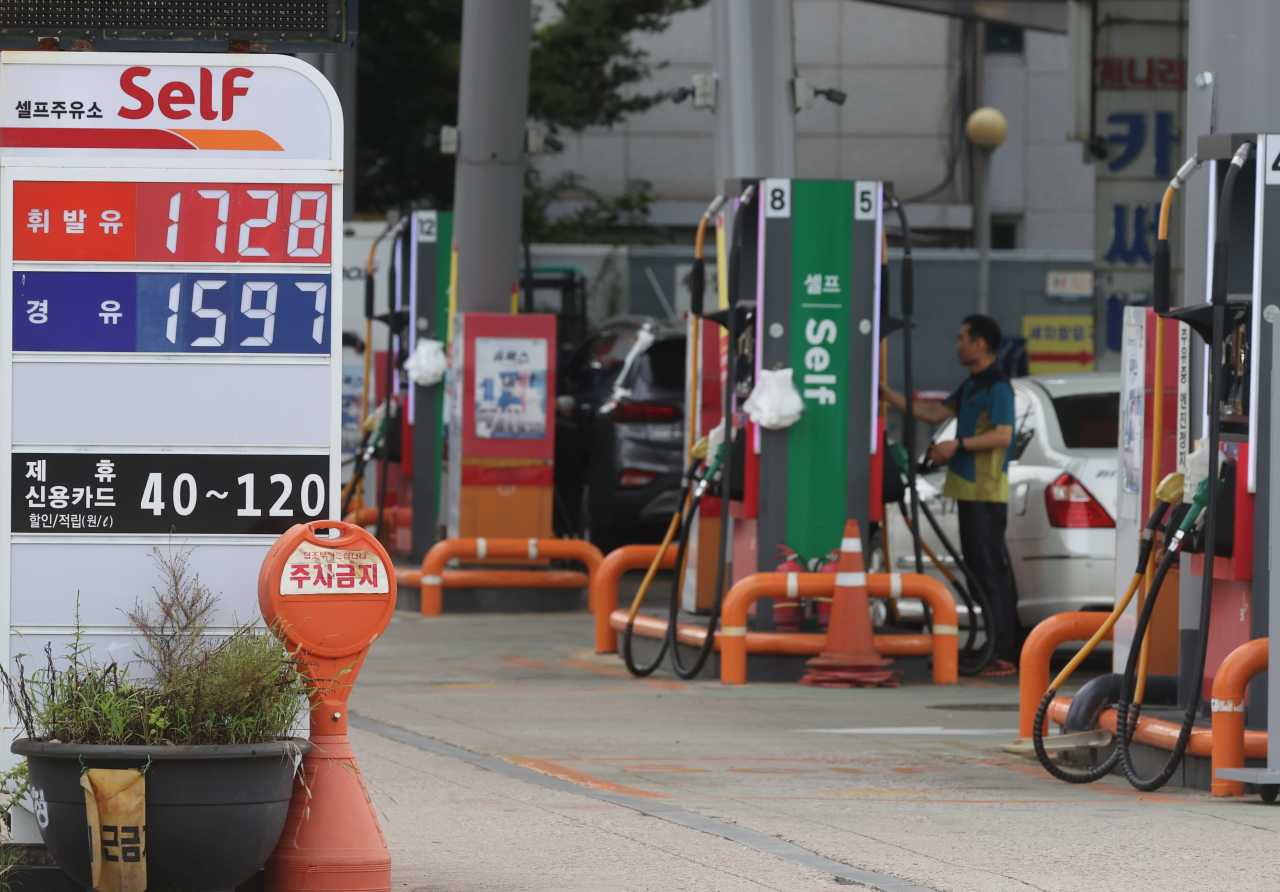 The price of gasoline and diesel is seen at a gas station in Seoul, Tuesday. (Yonhap)