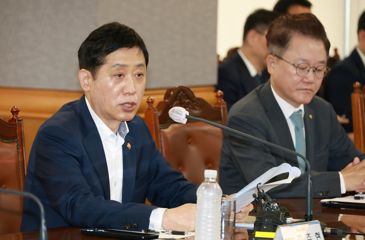 Kim Joo-hyun (left), chair of the Financial Services Commission, talks about the additional 23 trillion won plan to boost exports during a meeting held at the Korea Federation of Banks headquarters in central Seoul with local bank CEOs and heads of financial institutions on Wednesday. (FSC)