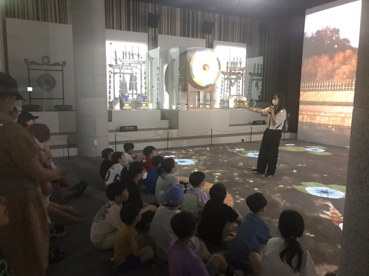 A museum guide explains traditional instruments on display to visitors. (National Gugak Center)