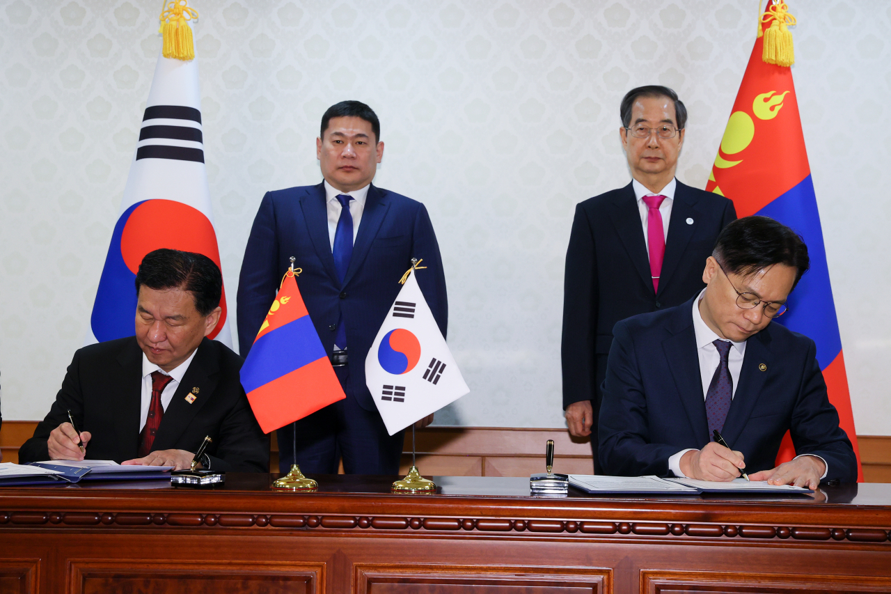 Mongolian Minister of Construction and Urban Development Munkhbaatar Begzjav (left) and Administrator of National Agency for Administrative City Construction Lee Sang-rae sign a memorandum of understanding to collaborate on building new cities in Mongolia on Feb. 15. (National Agency for Administrative City Construction)