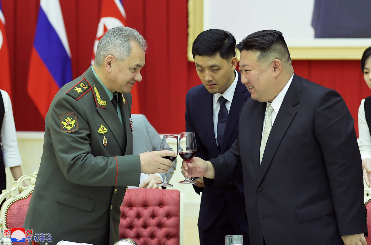 This photo shows North Korean leader Kim Jong-un (right) with Russian Defense Minister Sergei Shoigu during a reception for the minister and his military delegation in Pyongyang the previous day. The delegation visited the North to attend a ceremony to mark the 70th anniversary of the Korean War armistice agreement on July 27. (KCNA)