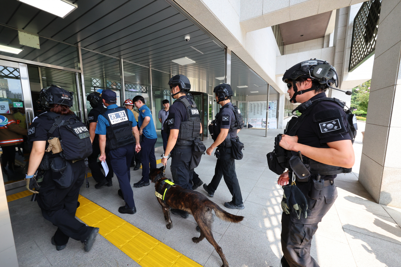 Police special operation units and sniffer dogs search the city hall in Incheon,<strong></strong> west of Seoul, after email bomb threats were received nationwide on Wednesday. (Yonhap)