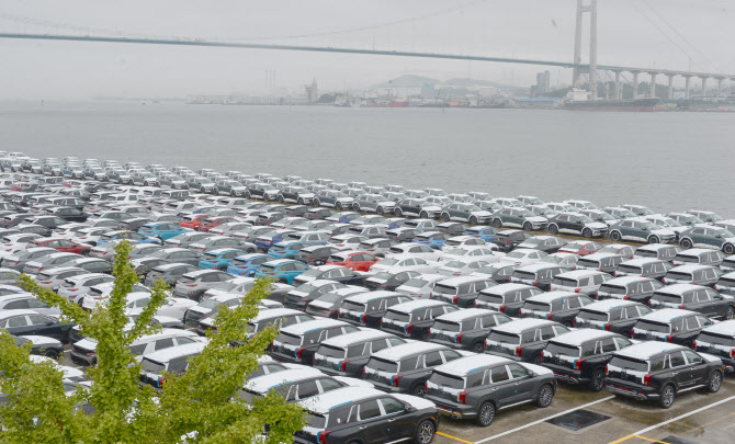 Cars are lined up for shipment at Hyundai Motor's Ulsan Plant in August 2022. (Newsis)