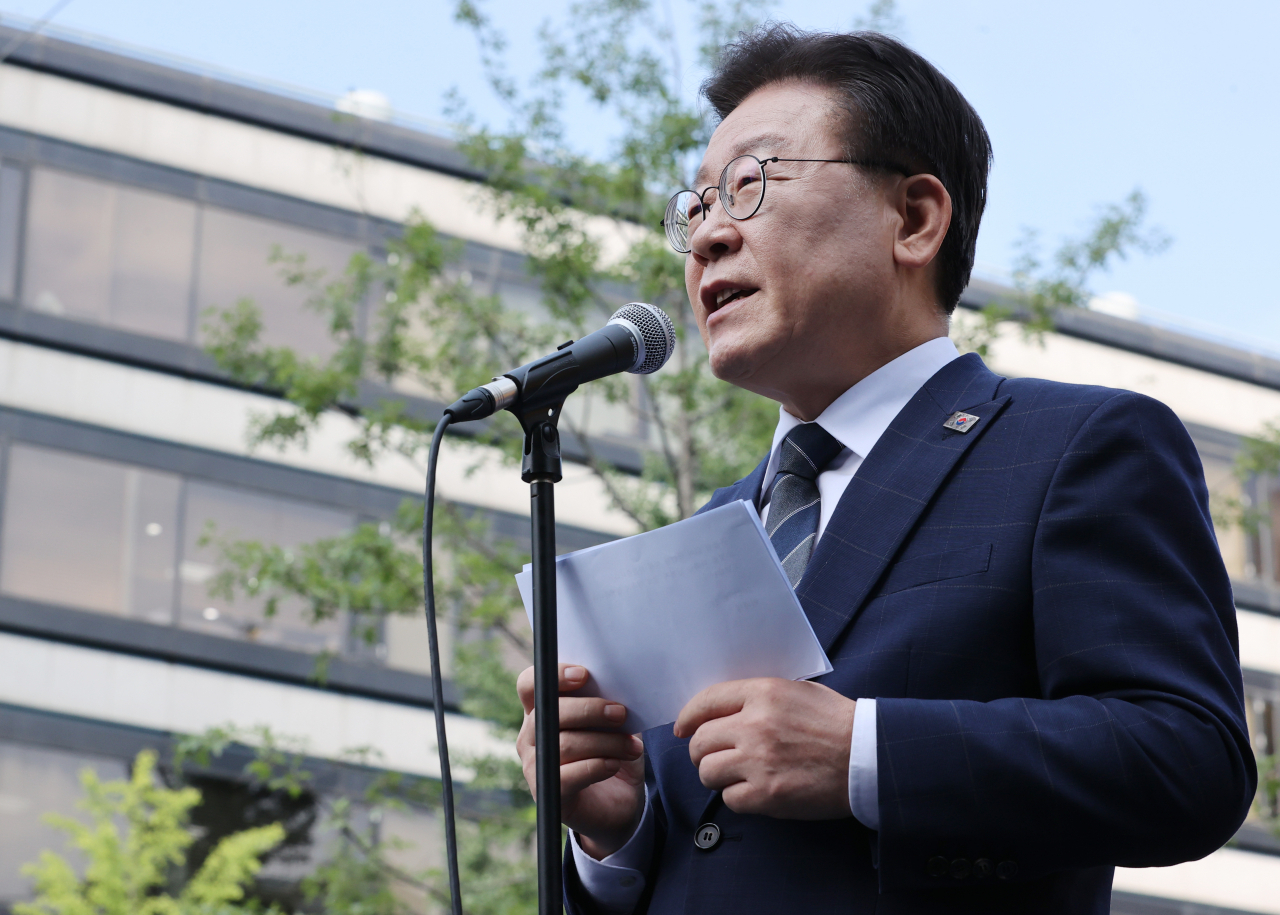 Democratic Party of Korea Chairman Rep. Lee Jae-myung speaks in front of the Seoul Central District Prosecutors' Office on Thursday. (Yonhap)